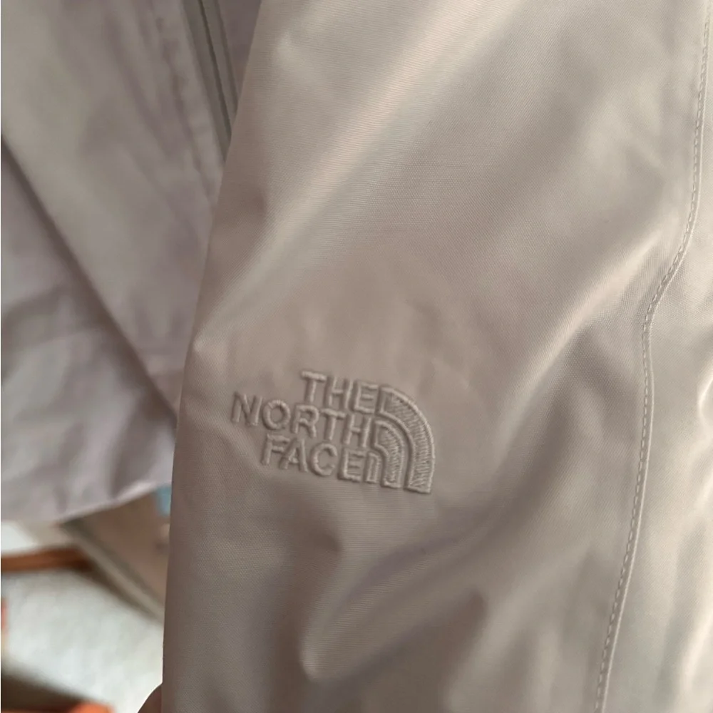The North Face Women's Quilted Jacket - Soft Gray - Picture 4 of 5